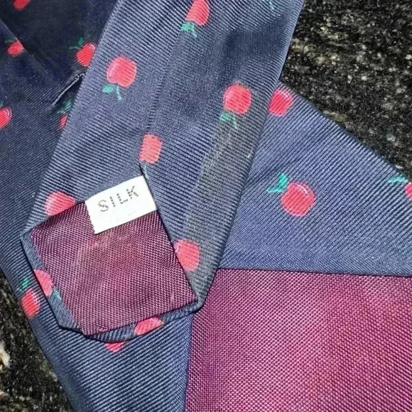 Lot of 3 Assorted Men’s Ties! One Silk, One from the 80s, & one for Christmas! - Picture 9 of 12